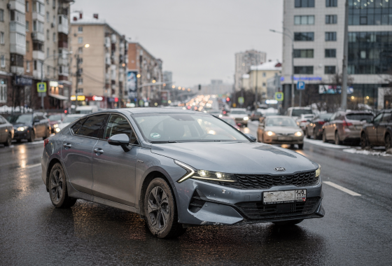 Опыт владения Kia K5 в мегаполисе: пробки, парковки, расход и износ